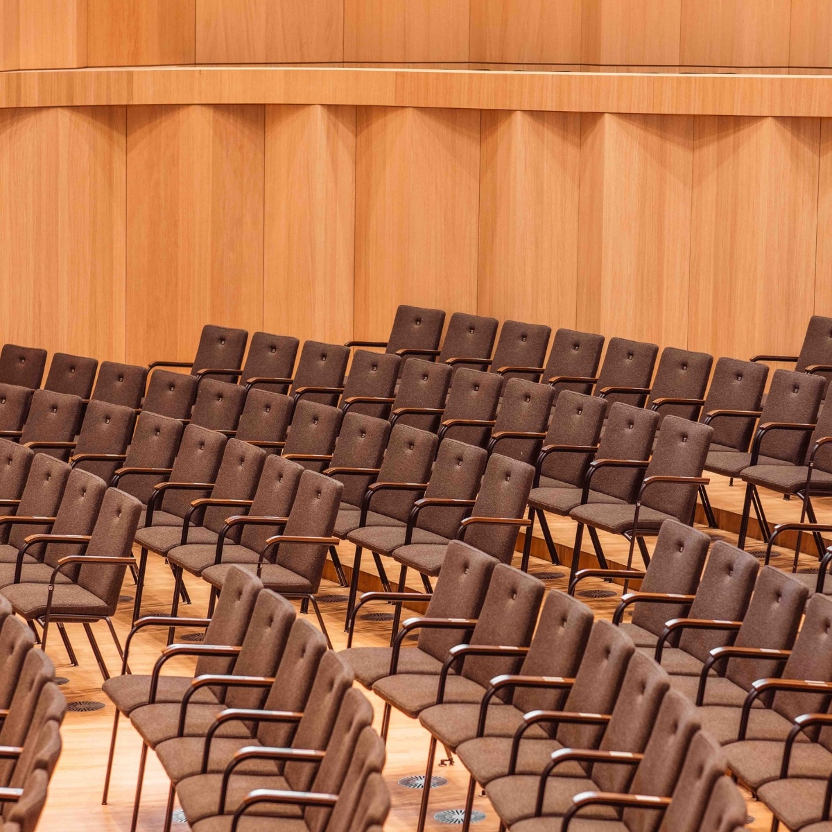 Stuehle von Thonet im Kammermusiksaal im Casals Forum, eingerichtet von designfunktion