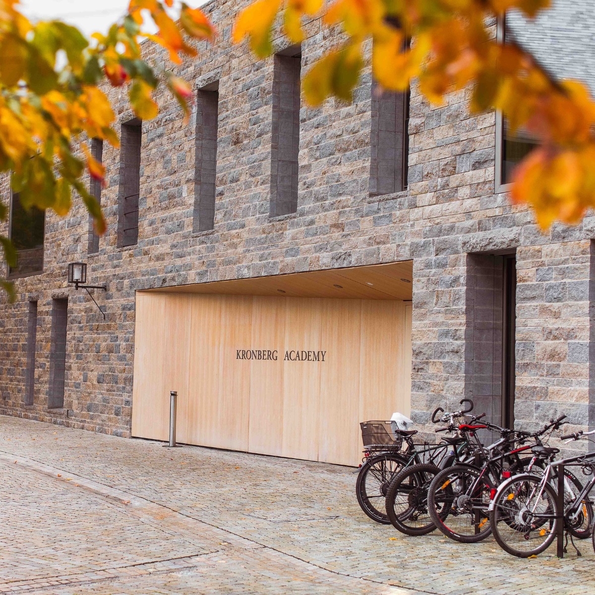 Eingang zur Kronberg Academy, Teil des Casals Forum, geplant und eingerichtet von designfunktion