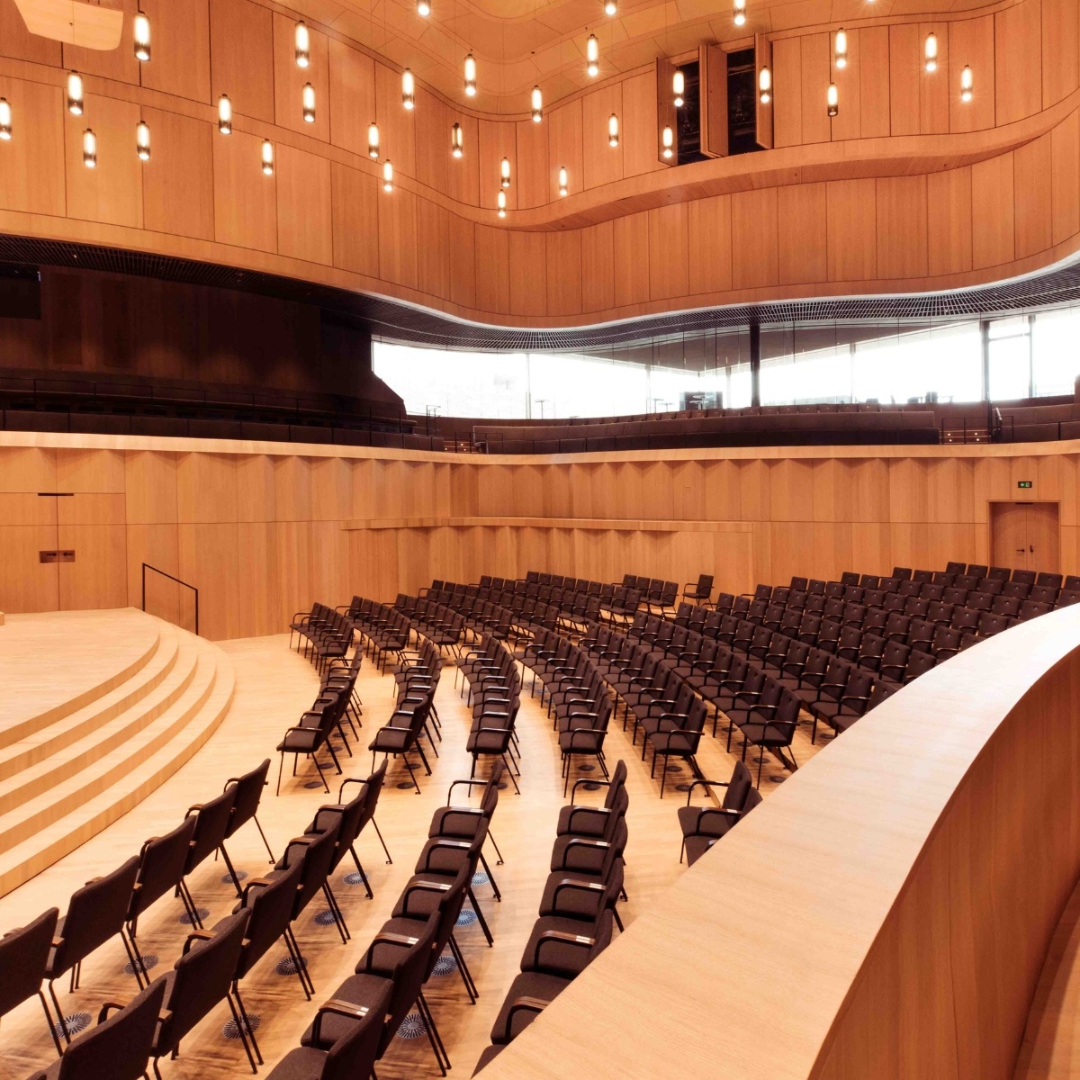 Blick von der Empore in den Kammermusiksaal im Casals Forum in Kronberg, eingerichtet von designfunktion