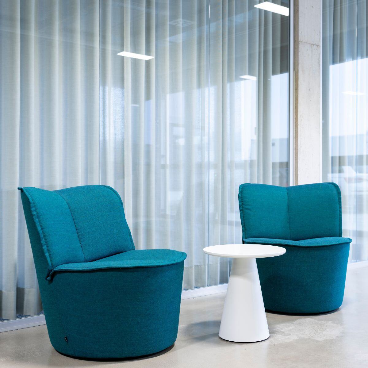 zwei Loungesessel mit Beistelltisch in den Büroräumen der Neutrik EMEA GmbH, geplant und eingerichtet von designfunktion